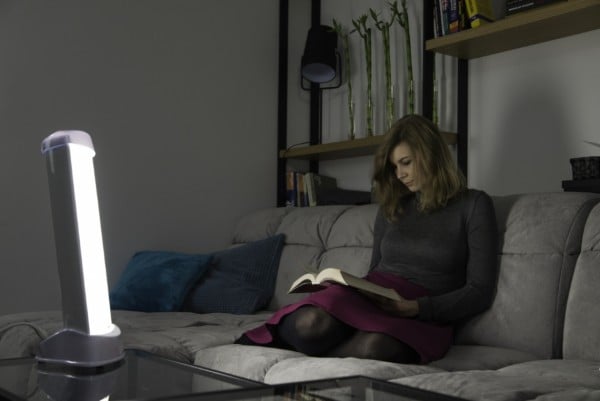 Lampa Fotovita pomaga kobiecie zwalczyć depresję jesienno zimową